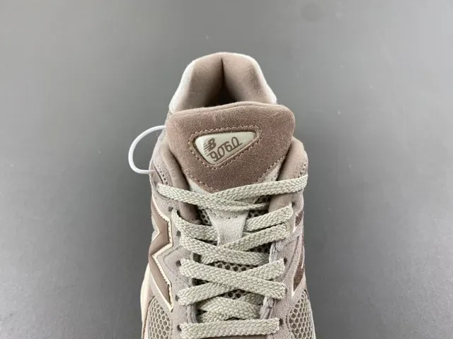New Balance भूरा बेज मिडसोल मिश्रित सूड और मेश अपर चंकी स्नीकर 6