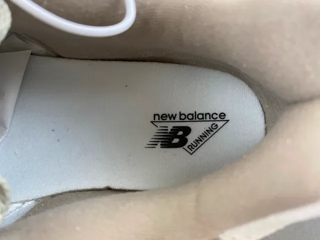 New Balance भूरा बेज मिडसोल मिश्रित सूड और मेश अपर चंकी स्नीकर 7