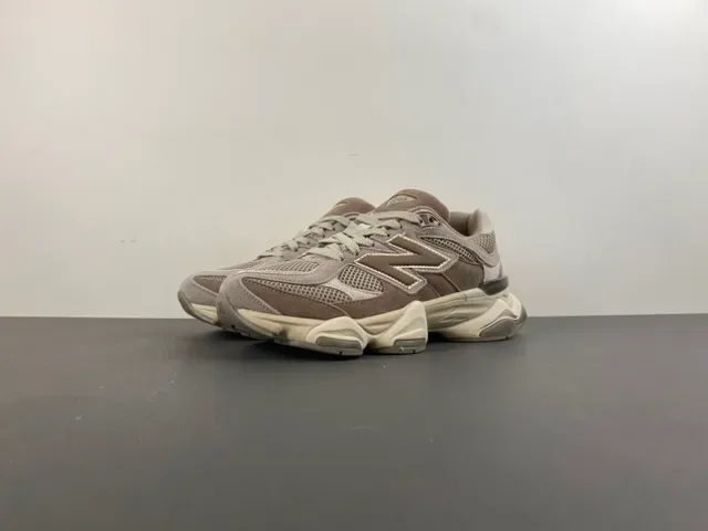 New Balance भूरा बेज मिडसोल मिश्रित सूड और मेश अपर चंकी स्नीकर 10