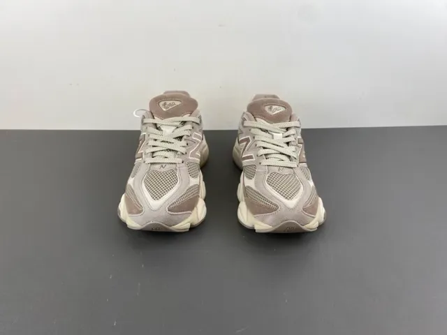 New Balance भूरा बेज मिडसोल मिश्रित सूड और मेश अपर चंकी स्नीकर 11