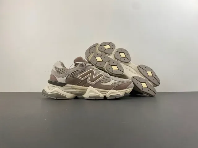 New Balance भूरा बेज मिडसोल मिश्रित सूड और मेश अपर चंकी स्नीकर 12