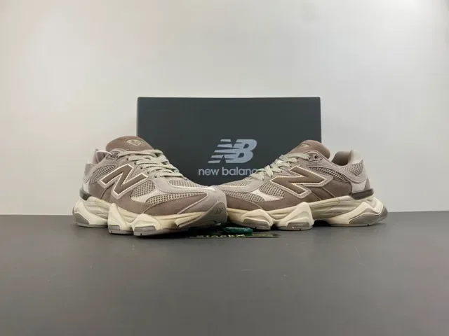 New Balance भूरा बेज मिडसोल मिश्रित सूड और मेश अपर चंकी स्नीकर 13