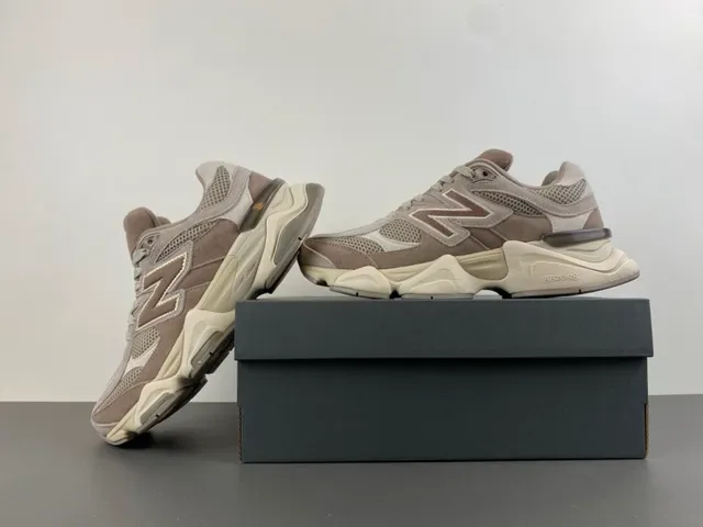New Balance भूरा बेज मिडसोल मिश्रित सूड और मेश अपर चंकी स्नीकर 14