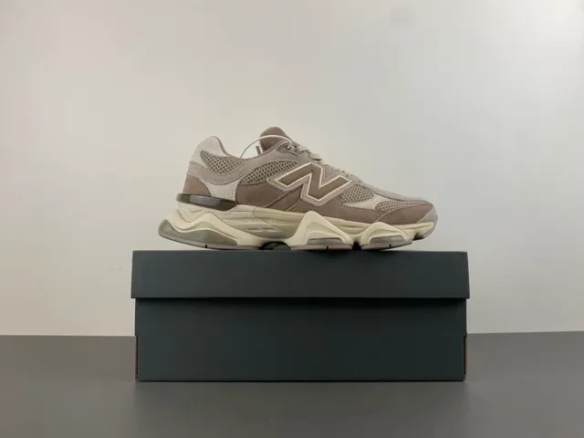 New Balance भूरा बेज मिडसोल मिश्रित सूड और मेश अपर चंकी स्नीकर 15