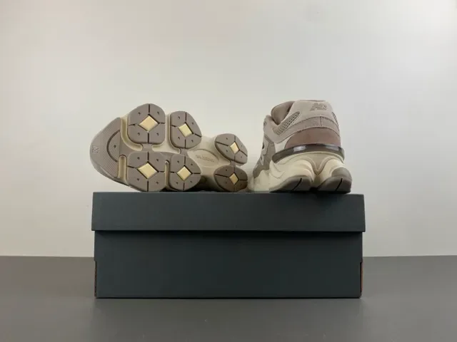 New Balance भूरा बेज मिडसोल मिश्रित सूड और मेश अपर चंकी स्नीकर 16