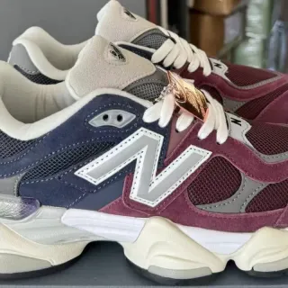New Balance বার্গান্ডি নেভি লেয়ার্ড সোল মিক্সড সুয়েড এবং মেশ উপর চাঙ্কি স্নিকার