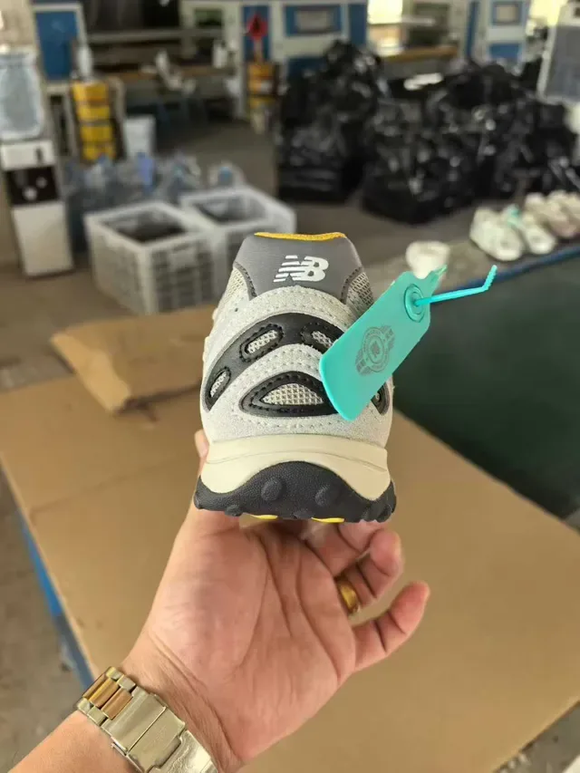 New Balance Gris Amarillo Retro Running Silhouette Malla y Sintético Overlay Construction Zapatillas Lifestyle 3