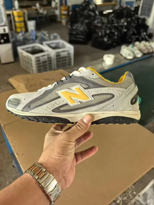 New Balance Gris Amarillo Retro Running Silhouette Malla y Sintético Overlay Construction Zapatillas Lifestyle 4