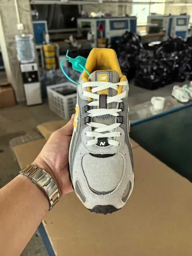 New Balance Gris Amarillo Retro Running Silhouette Malla y Sintético Overlay Construction Zapatillas Lifestyle 5