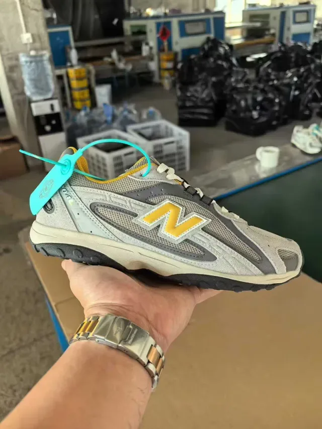 New Balance Gris Amarillo Retro Running Silhouette Malla y Sintético Overlay Construction Zapatillas Lifestyle 6