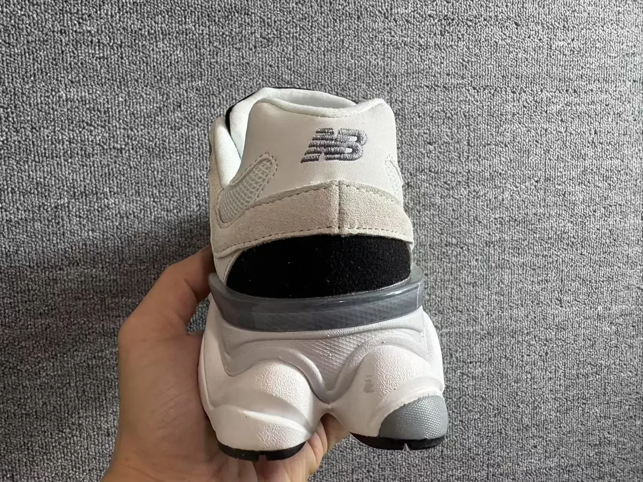 New Balance Sneakers Blanches Noires Midsole Multi-Material Upper Chunky 2