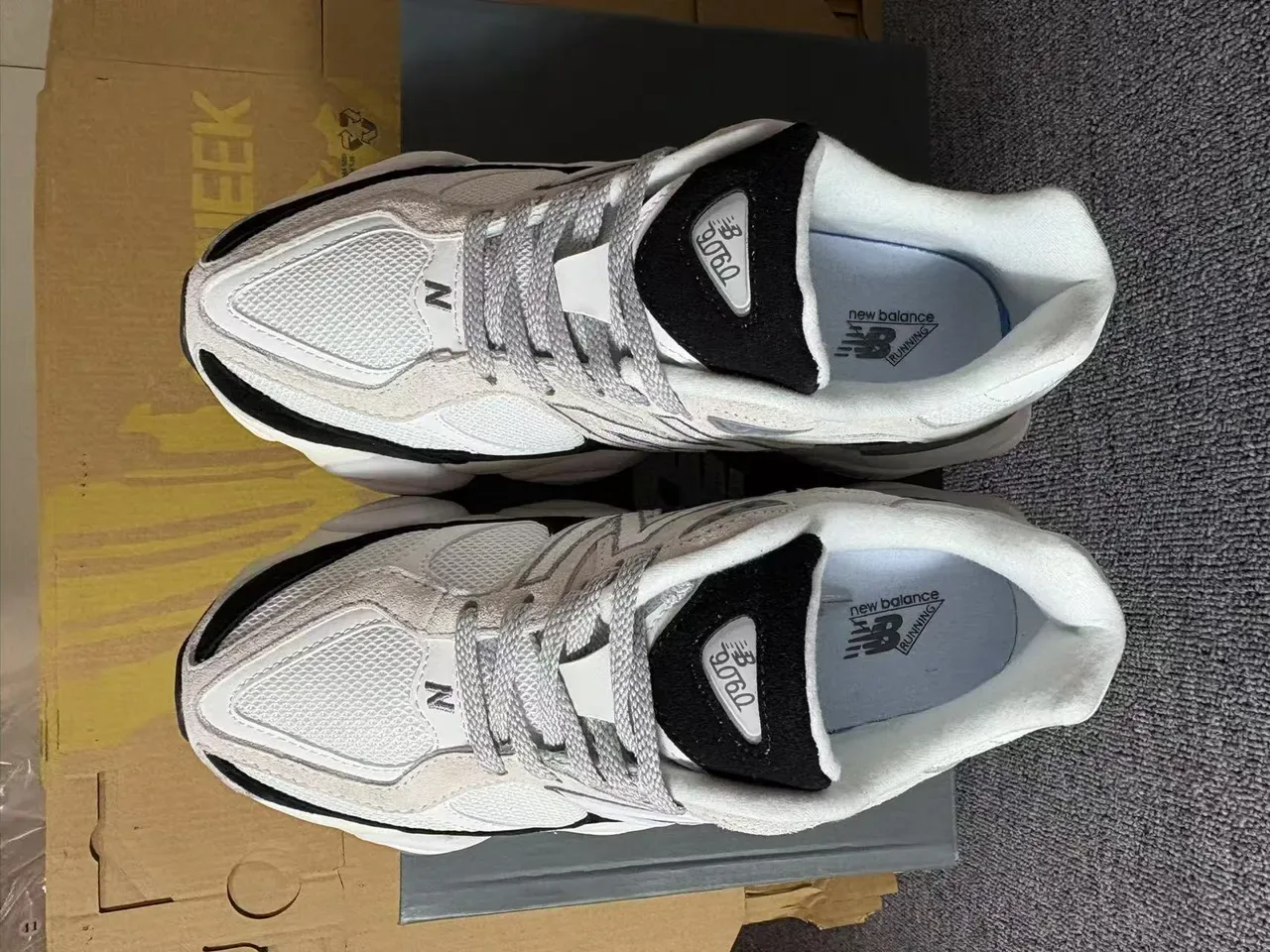 New Balance Sneakers Blanches Noires Midsole Multi-Material Upper Chunky 3
