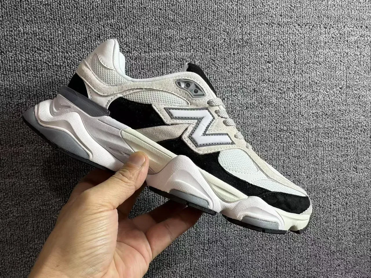 New Balance Sneakers Blanches Noires Midsole Multi-Material Upper Chunky 5