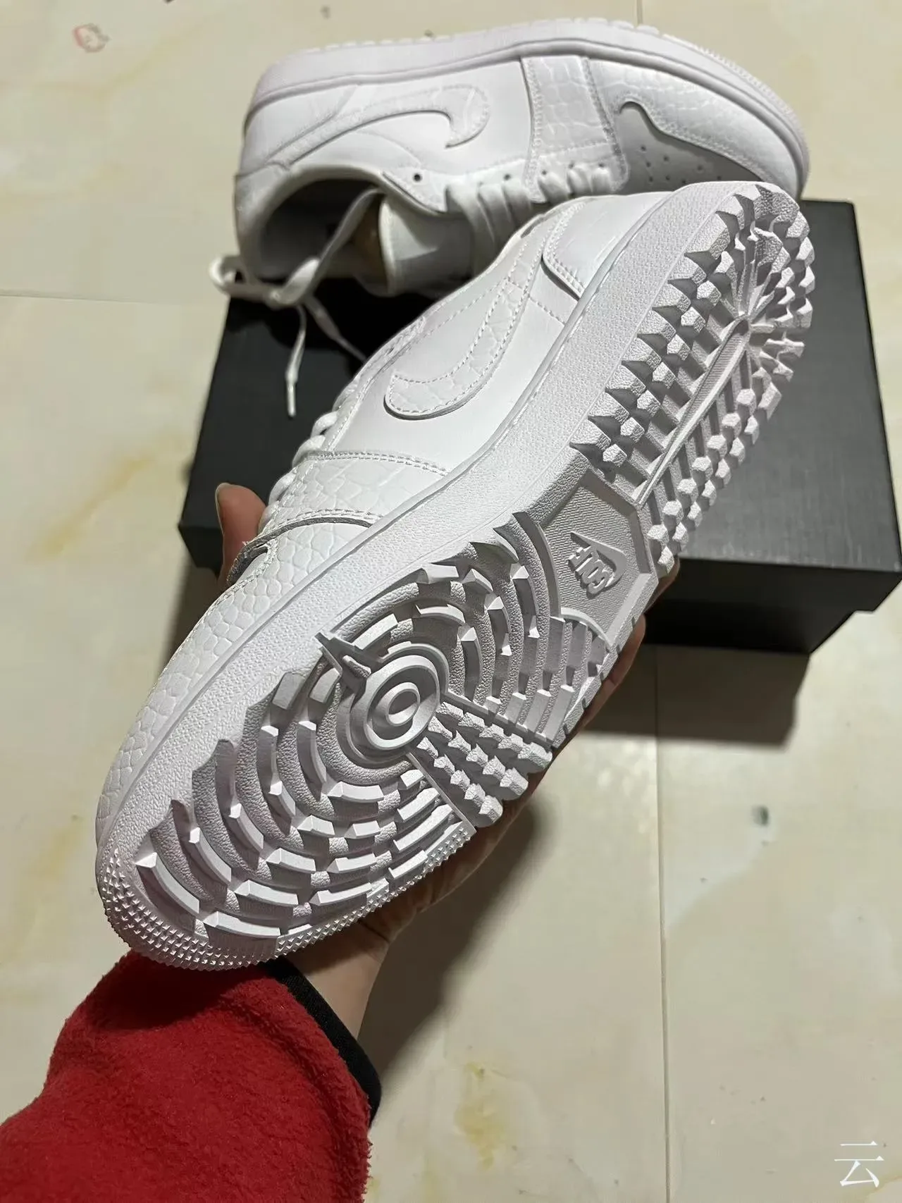 Nike Air Force 1 Zapatillas Lifestyle de Cuero Todo Blanco con Embossing Croc 5