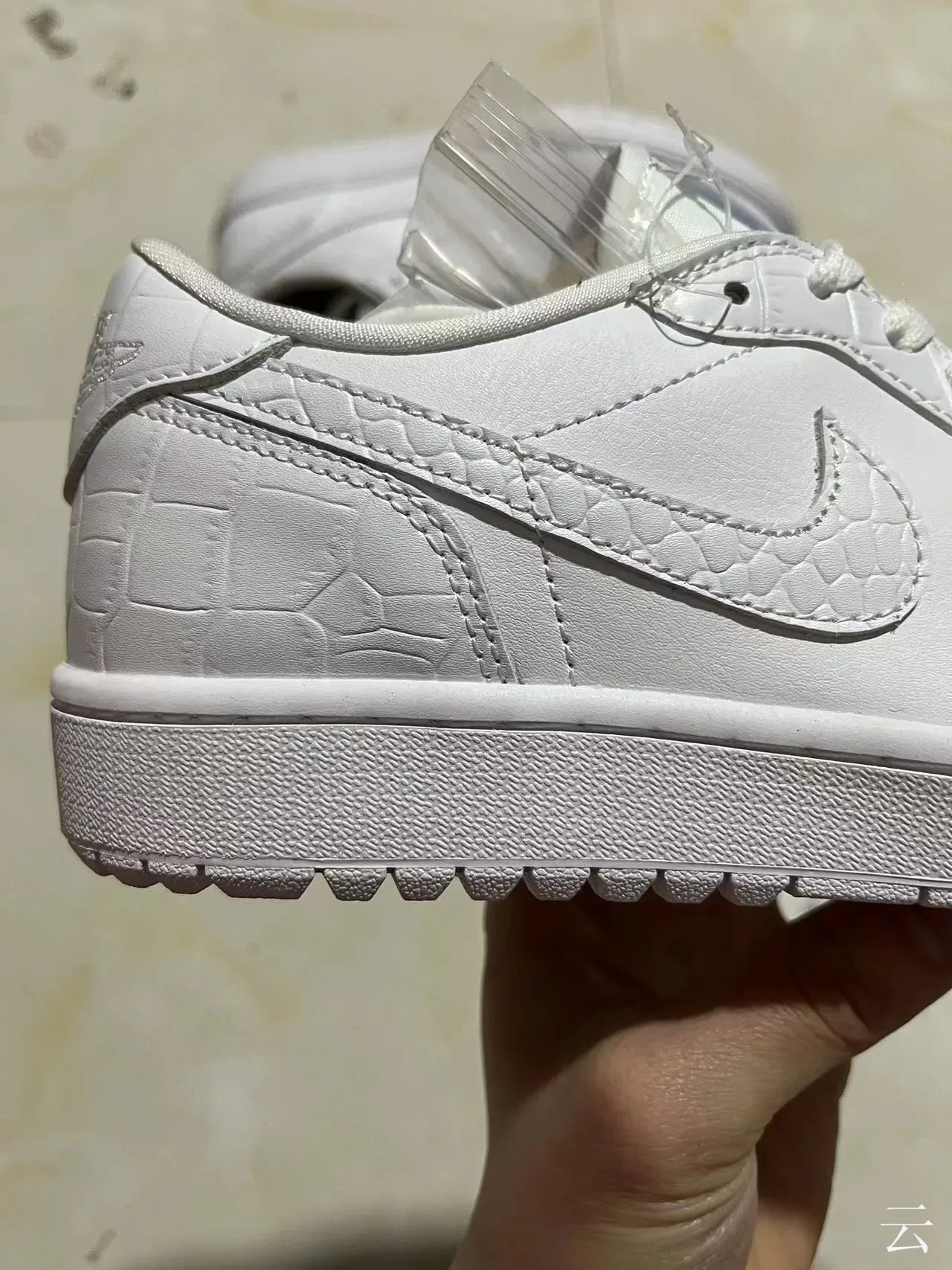 Nike Air Force 1 Zapatillas Lifestyle de Cuero Todo Blanco con Embossing Croc 7