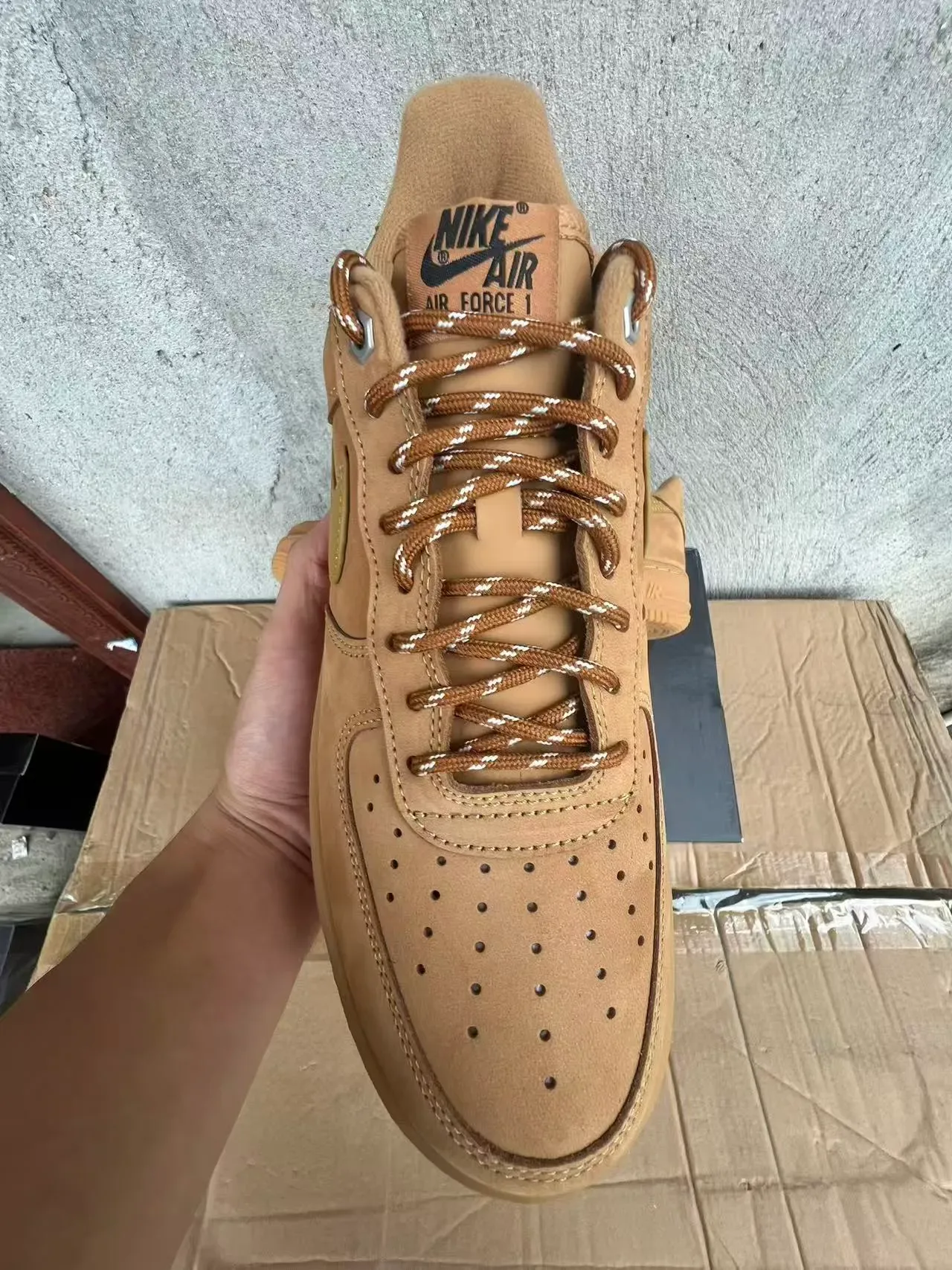 Chaussures lifestyle Nike Air Force 1 tan suède 2