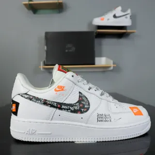 Nike Air Force 1 أبيض برتقالي أسود نص لاصق حذاء رياضي نمط حياة