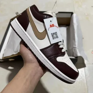 Nike Air Jordan 1 Low Bordeaux et Blanc Sneakers Lifestyle