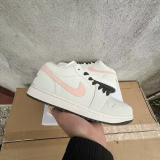 Nike Air Jordan 1 Low حذاء رياضي لايف ستايل بلون وردي فاتح