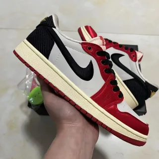 Nike Air Jordan 1 أحمر أبيض أسود ساتان لايف ستايل سنيكرز