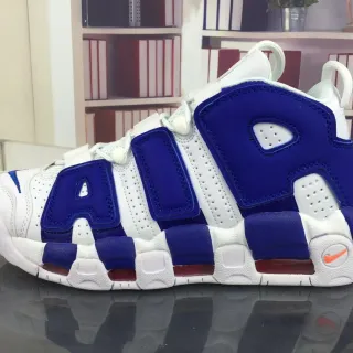 Nike Air More Uptempo सफेद और रॉयल ब्लू बास्केटबॉल जूते