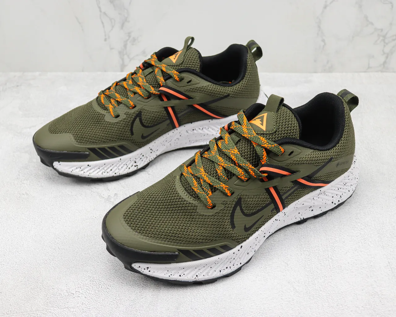 Zapatillas de correr Nike con upper de malla en color Army Green Orange con impermeabilización GORE-TEX 4