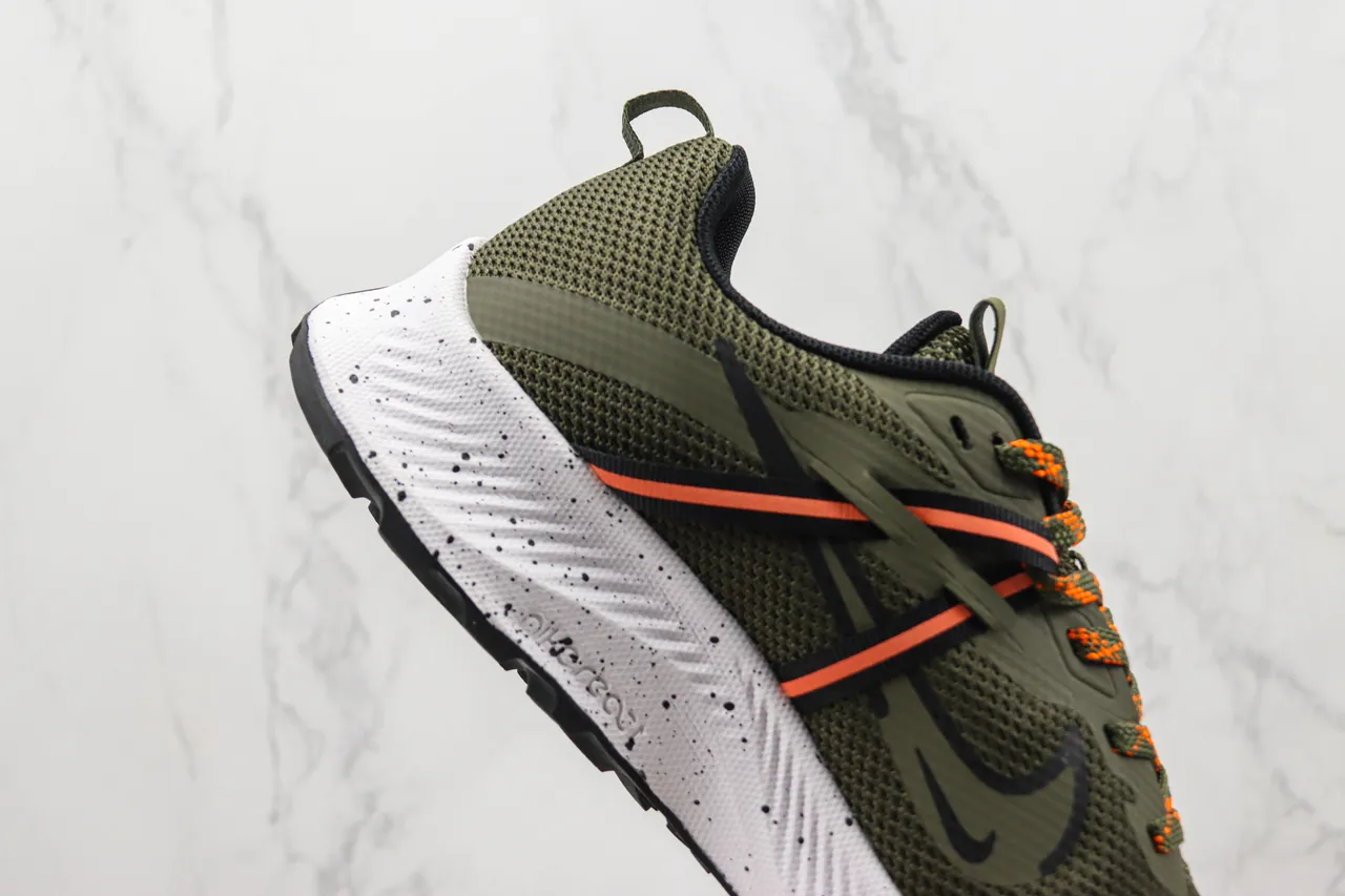 Zapatillas de correr Nike con upper de malla en color Army Green Orange con impermeabilización GORE-TEX 5