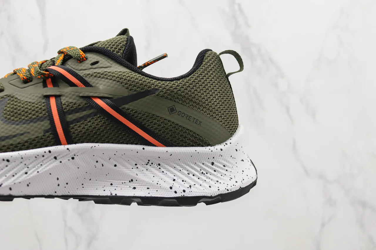Zapatillas de correr Nike con upper de malla en color Army Green Orange con impermeabilización GORE-TEX 7