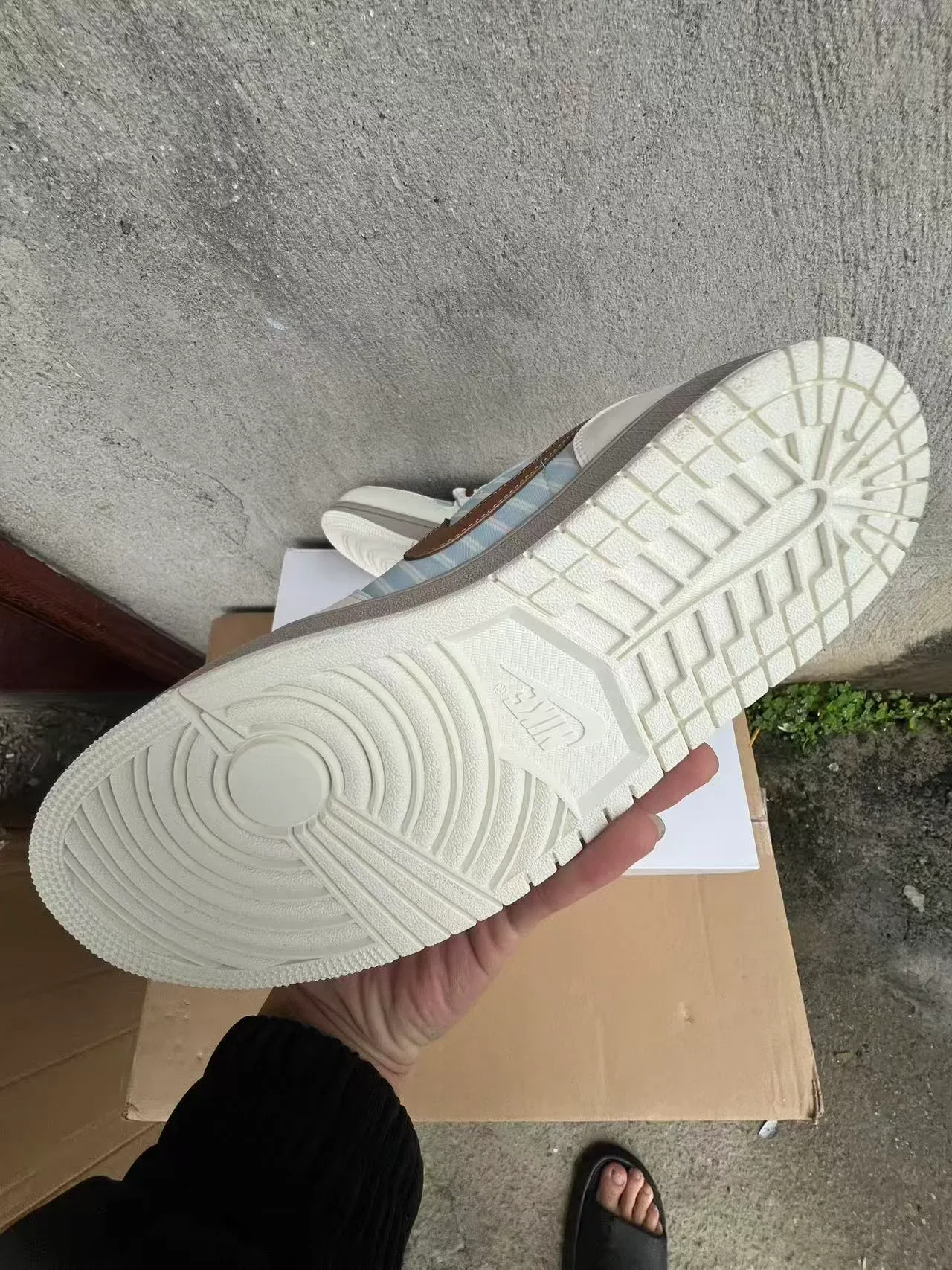 Nike Beige Blue Low-Top Panelled Upper Lifestyle Sneakers 10