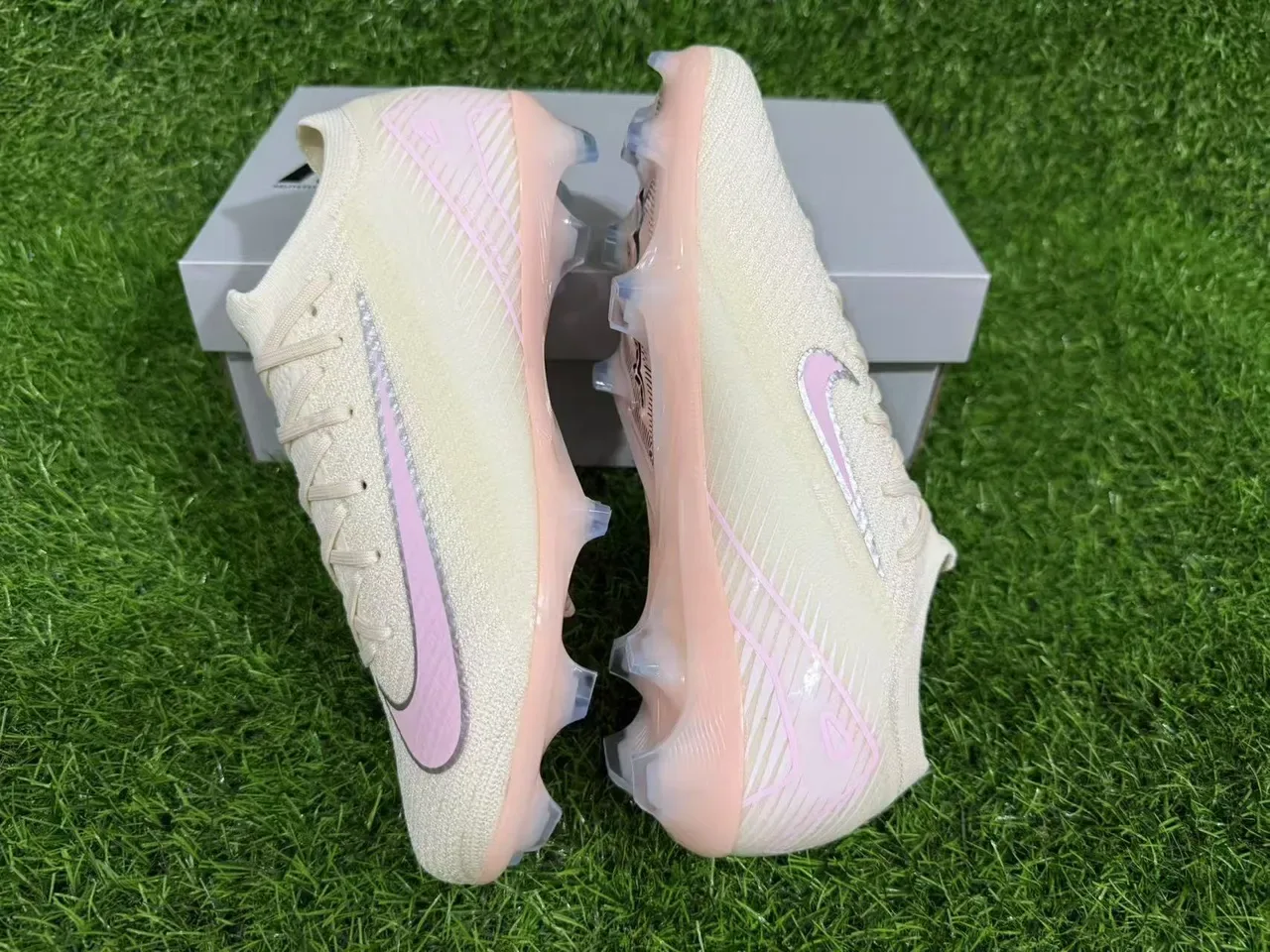 Nike Beige Rose Knit Upper Low-Cut Firm-Ground Chaussures de Football 2