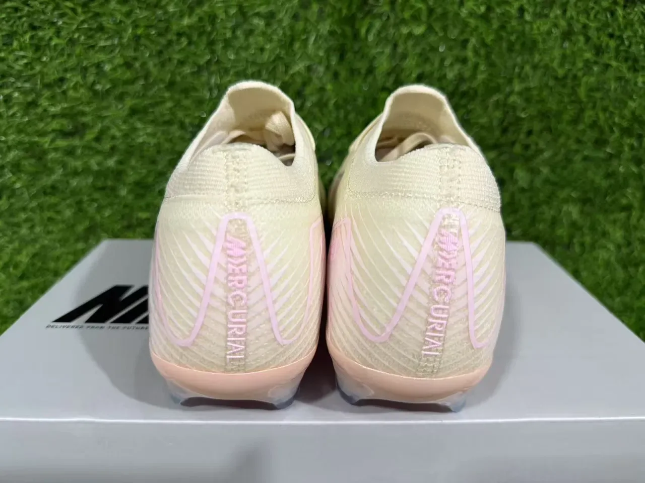 Nike Beige Rose Knit Upper Low-Cut Firm-Ground Chaussures de Football 3