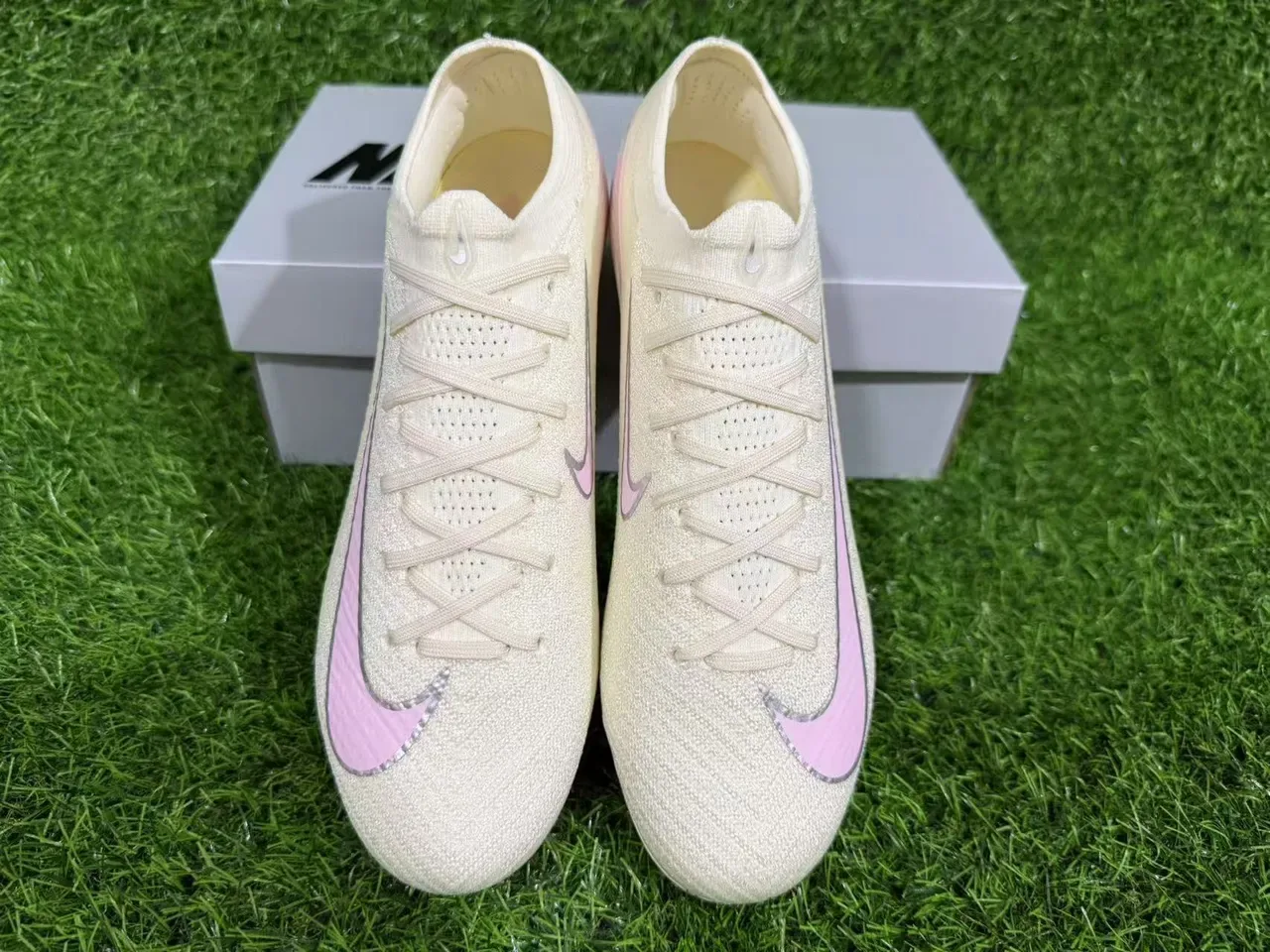 Nike Beige Rose Knit Upper Low-Cut Firm-Ground Chaussures de Football 4