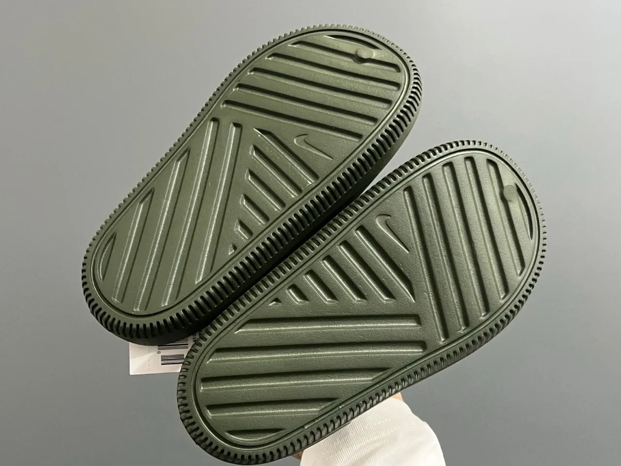 Nike Benassi Slide صندل كاجوال أسود ذهبي 12