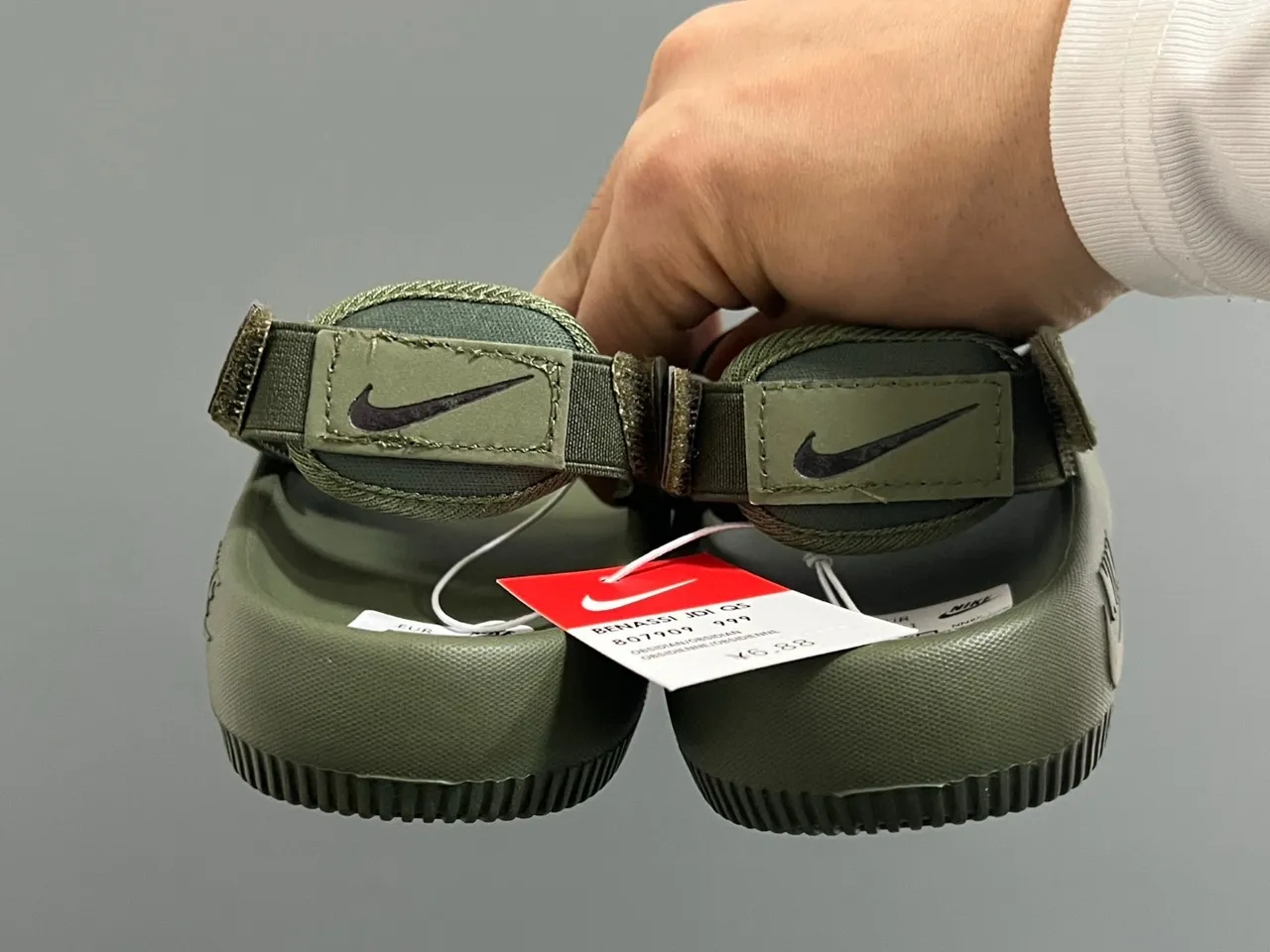 Nike Benassi Slide صندل كاجوال أسود ذهبي 13