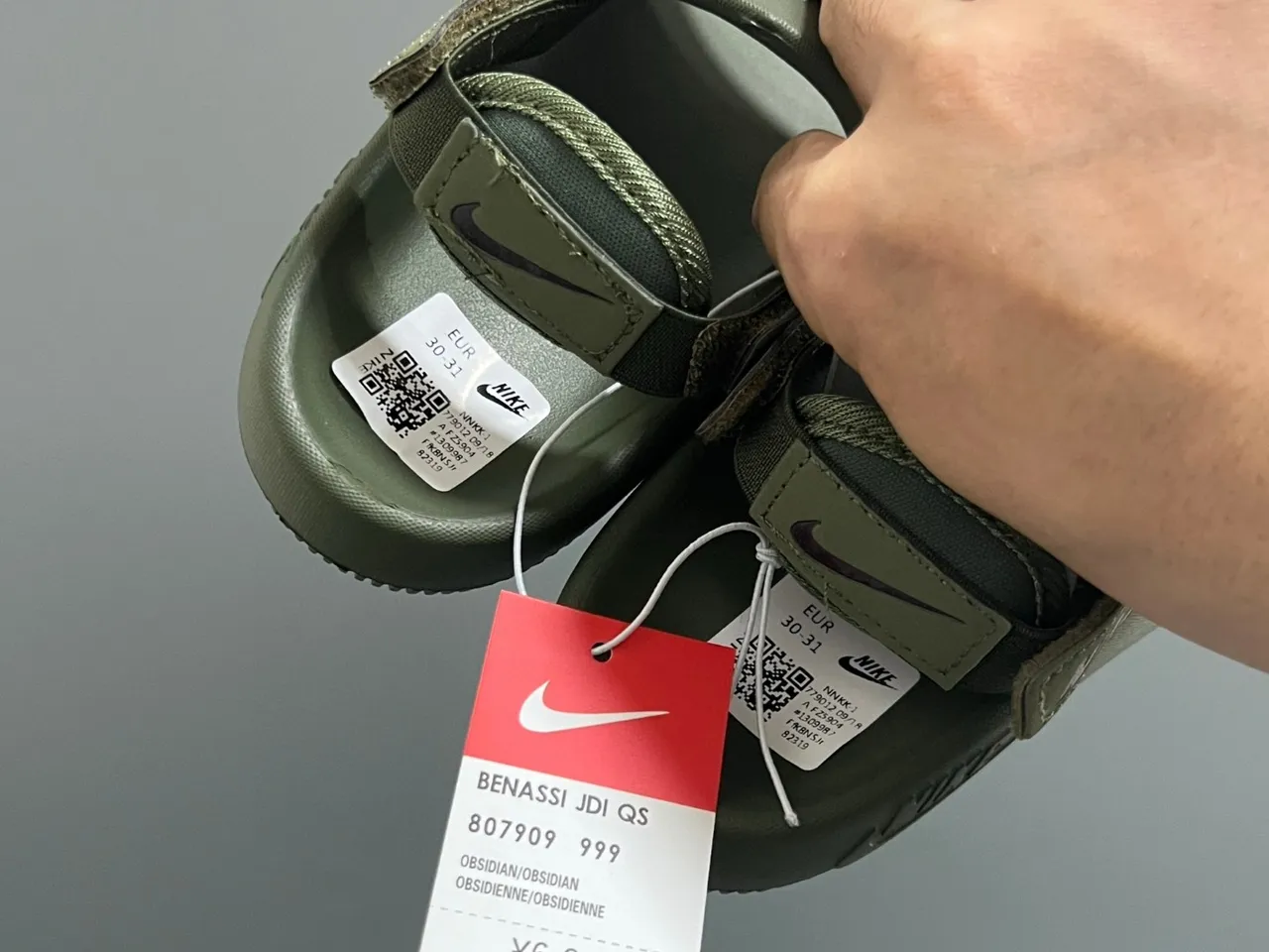 Nike Benassi Slide صندل كاجوال أسود ذهبي 14