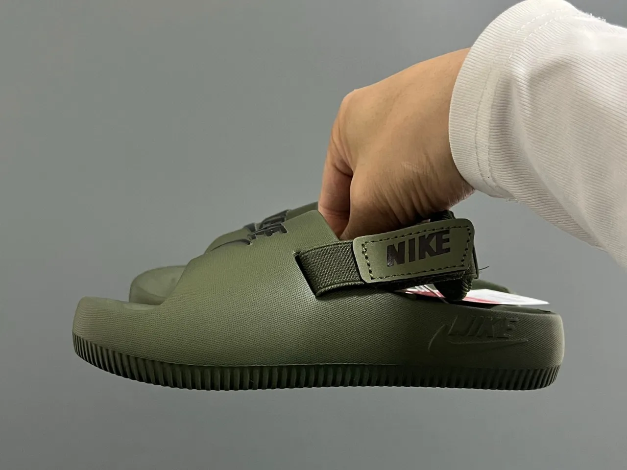 Nike Benassi Slide صندل كاجوال أسود ذهبي 15