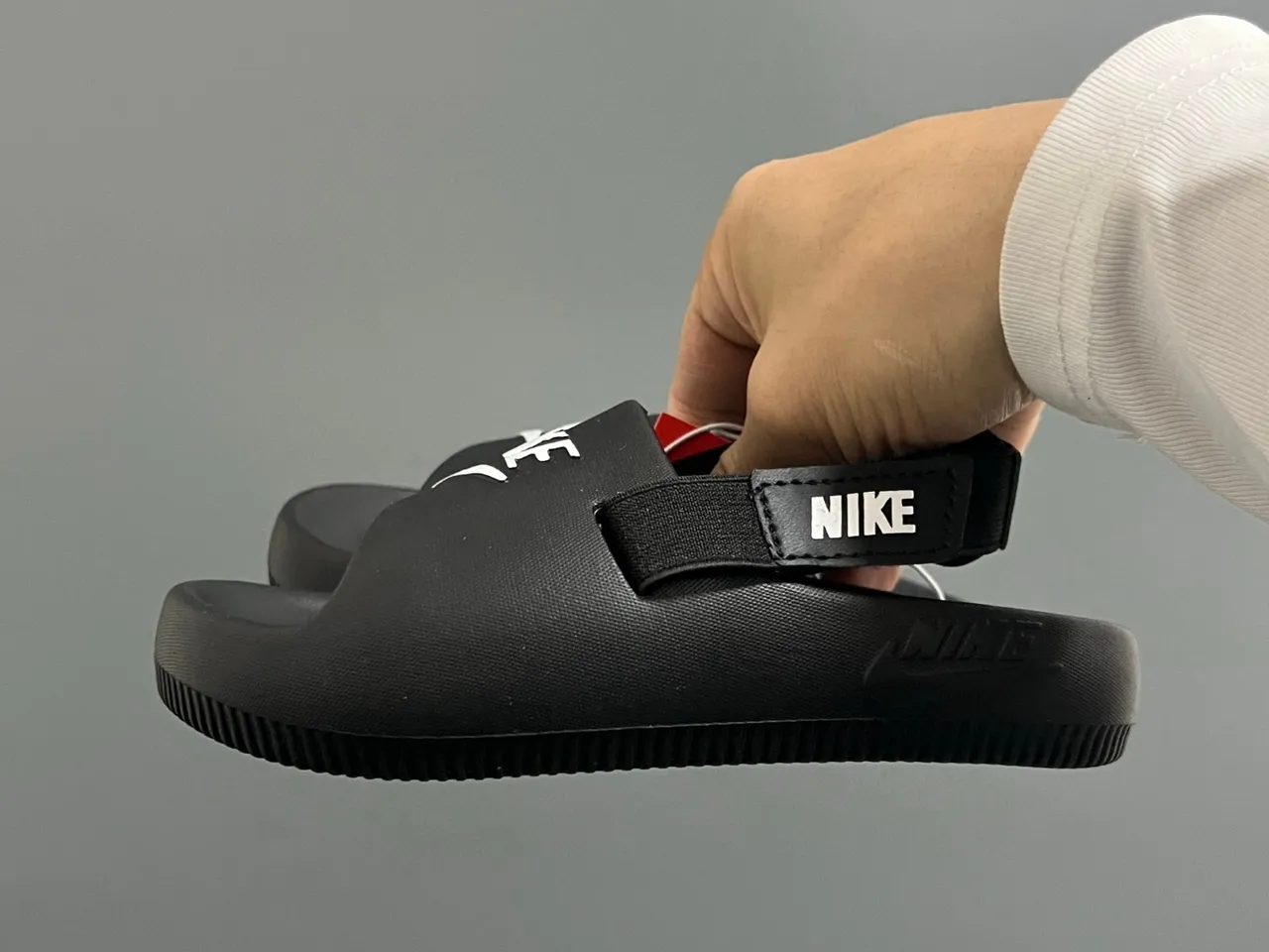 Nike Benassi Slide صندل كاجوال أسود ذهبي 18