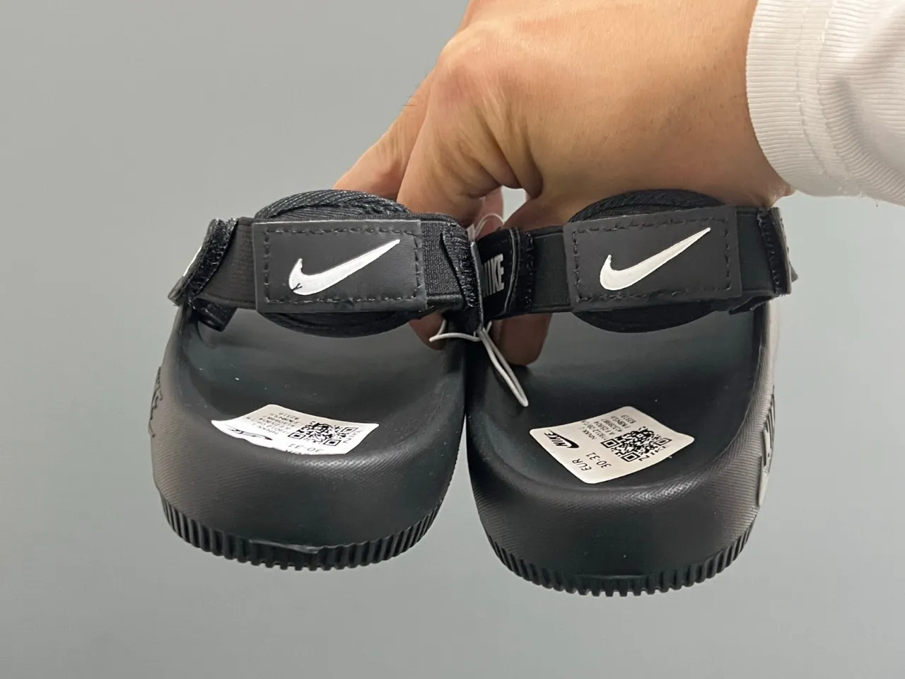 Nike Benassi Slide صندل كاجوال أسود ذهبي 19
