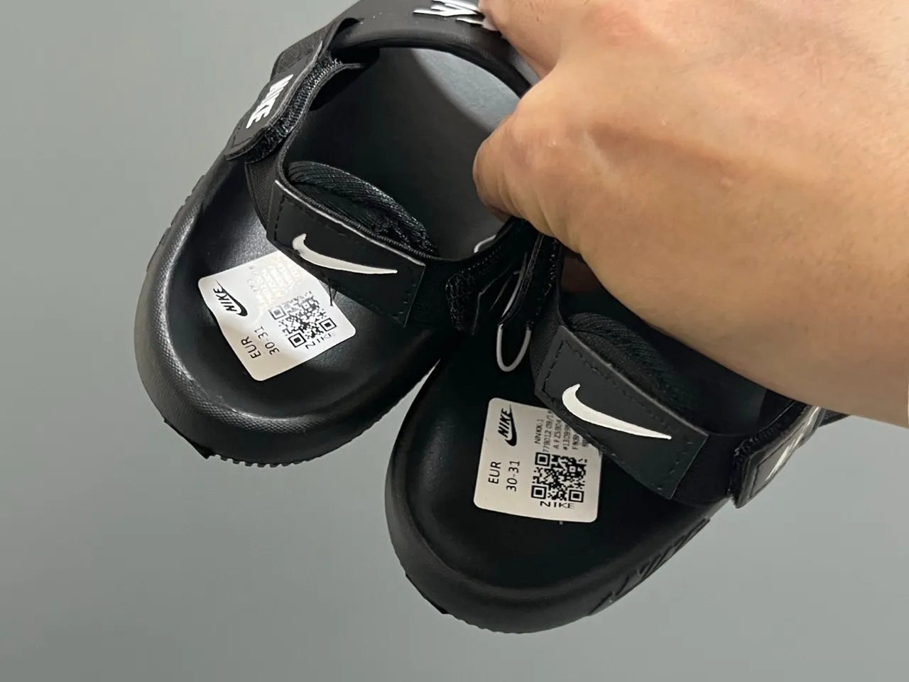 Nike Benassi Slide صندل كاجوال أسود ذهبي 20