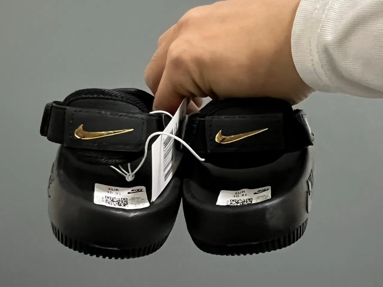 Nike Benassi Slide صندل كاجوال أسود ذهبي 21