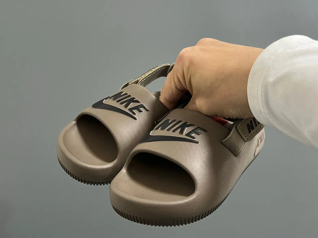 Nike Benassi Slide صندل كاجوال أسود ذهبي 23