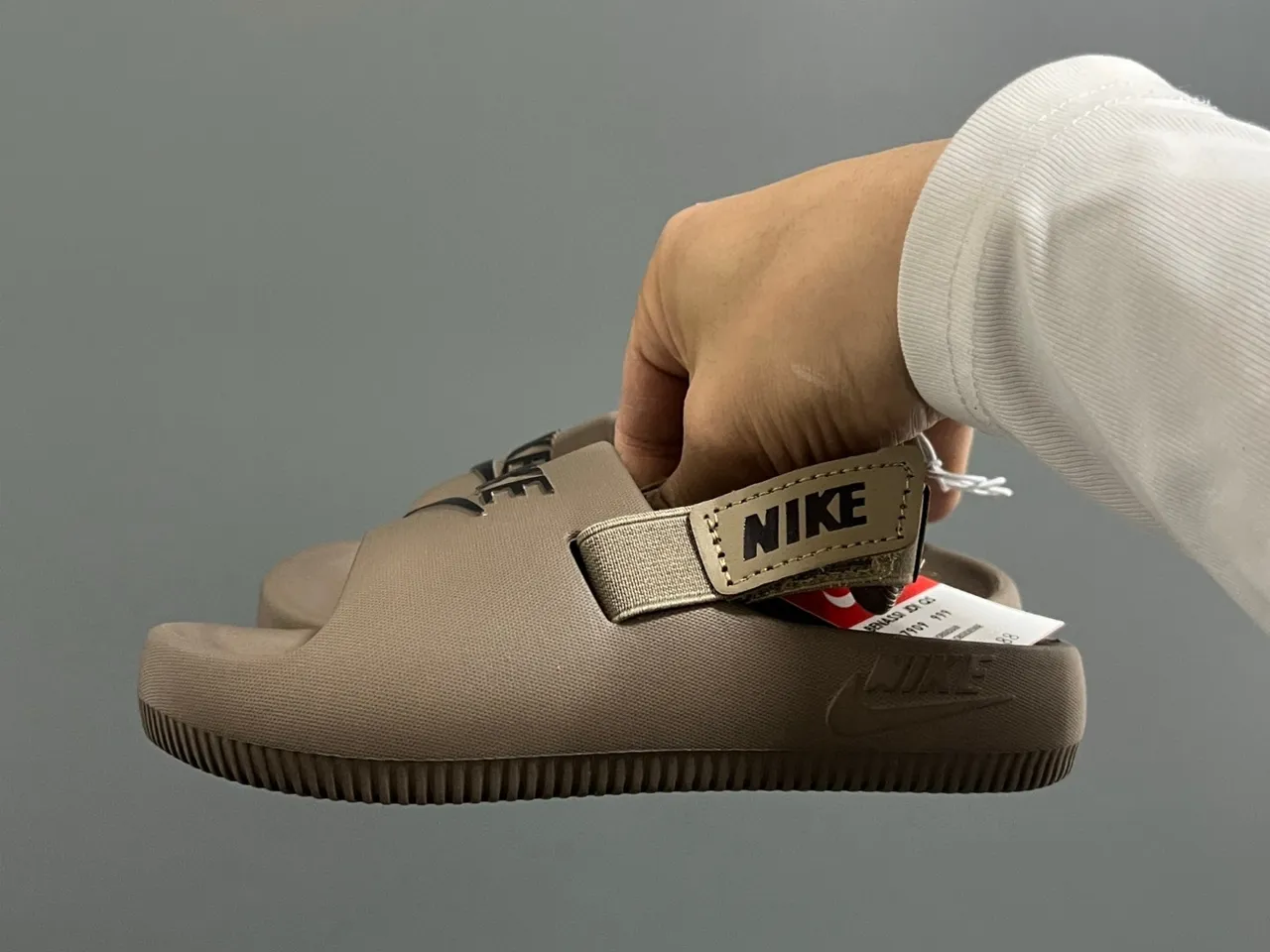Nike Benassi Slide صندل كاجوال أسود ذهبي 24