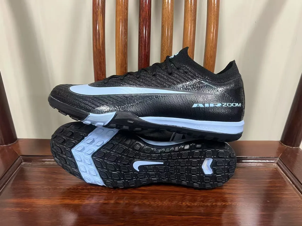 Nike Black Blue Knit Upper Integrated Lacing Turf Soccer Shoes 7