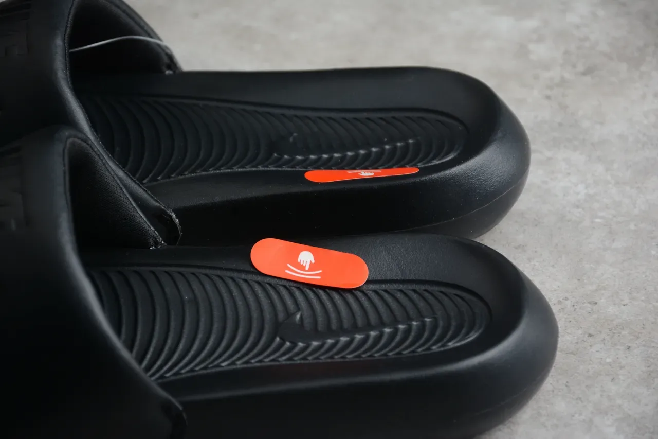 Nike 黑色橙色模制橡胶单宽带拖鞋 5