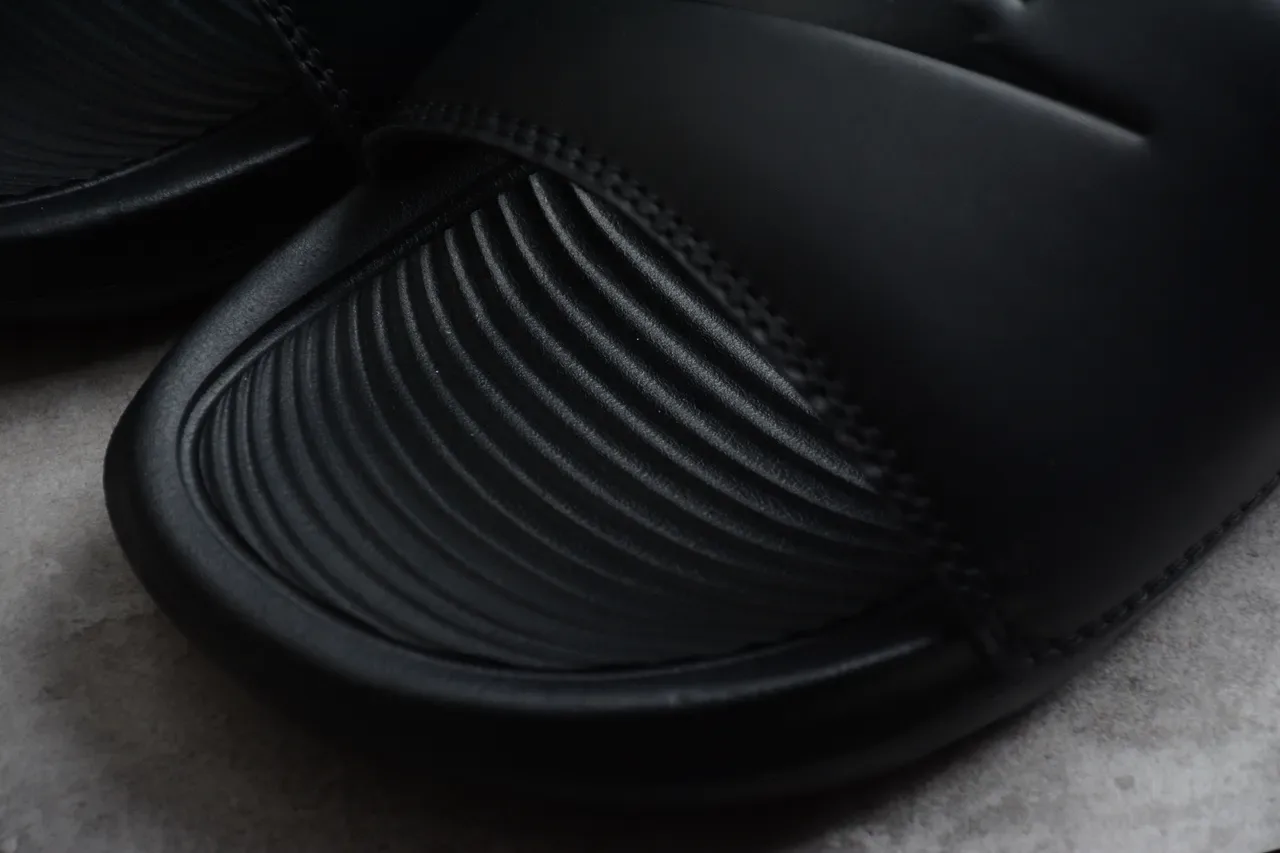 Nike 黑色橙色模制橡胶单宽带拖鞋 7