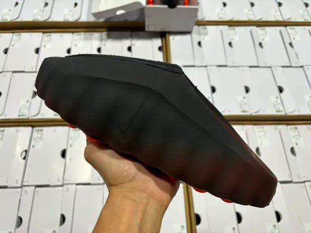 Nike أسود وبرتقالي سليب أون سكالبتد ويفي ميد سول سنيكرز 2