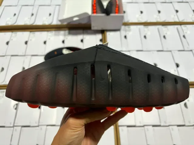 Nike أسود وبرتقالي سليب أون سكالبتد ويفي ميد سول سنيكرز 3