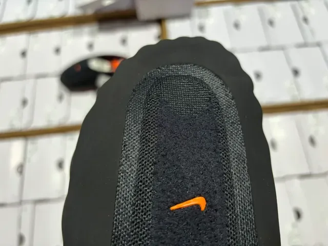 Nike أسود وبرتقالي سليب أون سكالبتد ويفي ميد سول سنيكرز 6