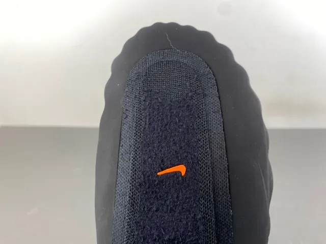 Nike أسود وبرتقالي سليب أون سكالبتد ويفي ميد سول سنيكرز 7
