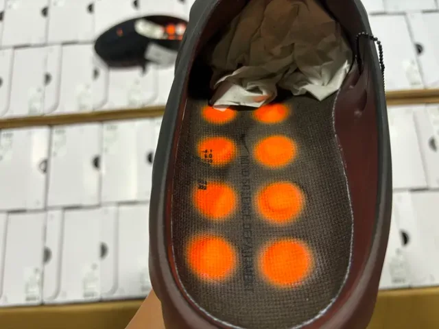 Nike أسود وبرتقالي سليب أون سكالبتد ويفي ميد سول سنيكرز 8
